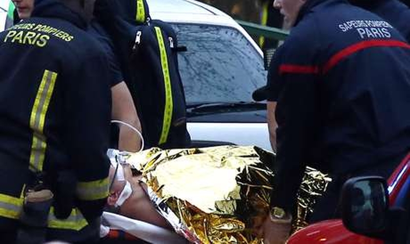 Equipes de socorro ajudam vítimas de ataques terroristas na França