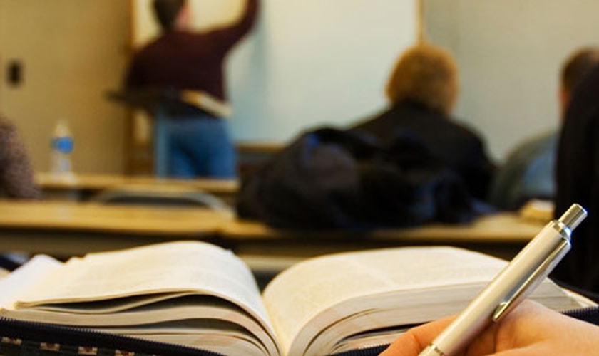 O kit bíblico pode ser mais um material a ser distribuído nas escolas da rede estadual paulista. (Foto: HFCC Bible College)