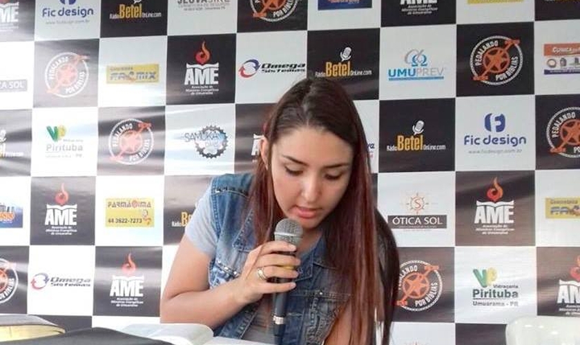 Jovem lê a Bíblia em uma tenda montada na Praça da Bíblia, em Umuarama. (Foto: Reprodução/Facebook)