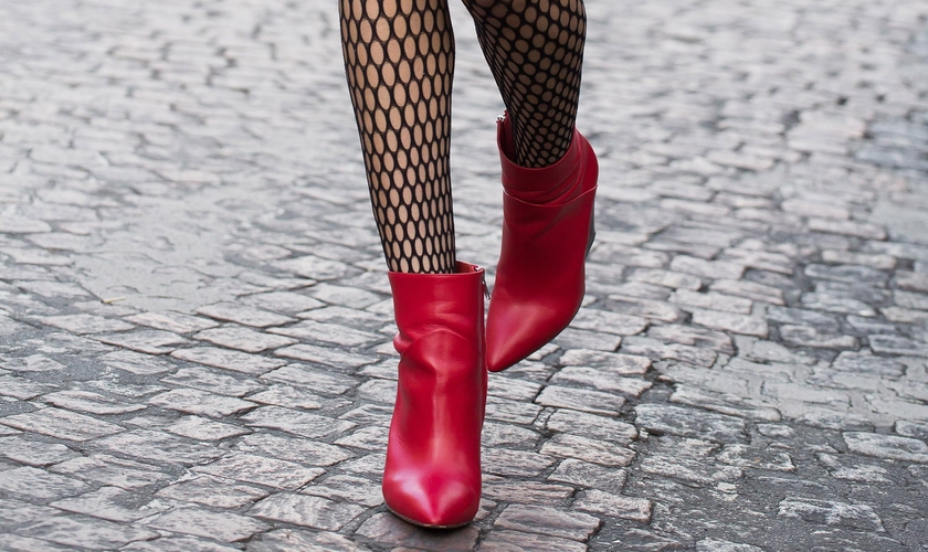 Aprenda a usar as botas vermelhas e tirar o visual da mesmice. (Foto: Agência Fotosite)