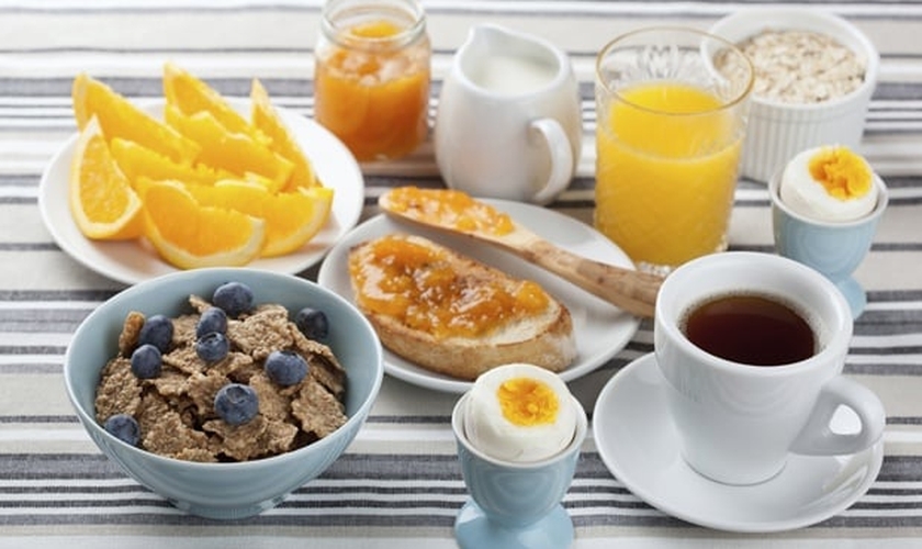 Os alimentos que não podem faltar no café da manhã