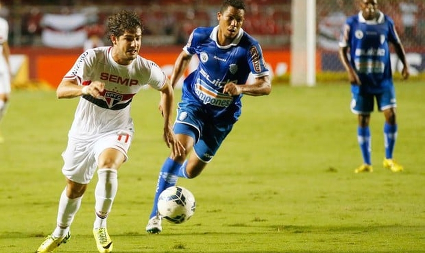 Alexandre Pato fez boa partida e marcou seu primeiro gol pelo São Paulo