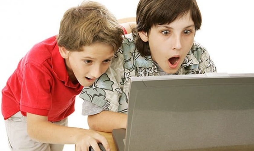 Crianças em frente ao computador