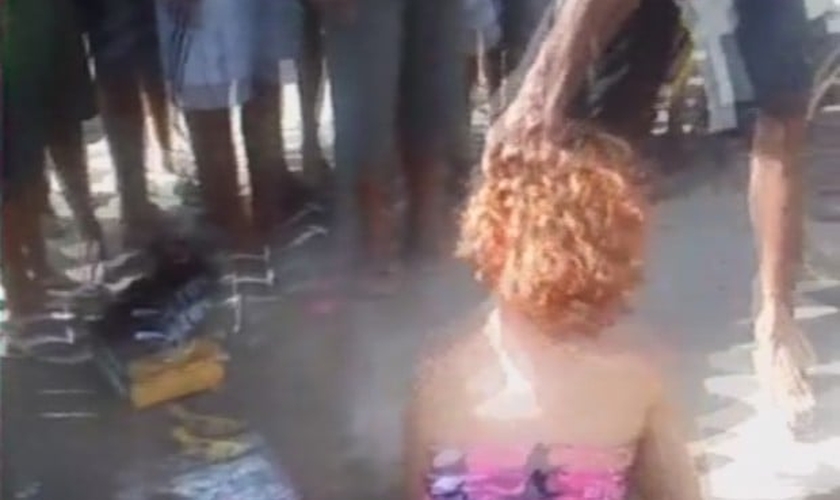 Dona de casa foi puxada pelo cabelo durante linchamento em Guarujá