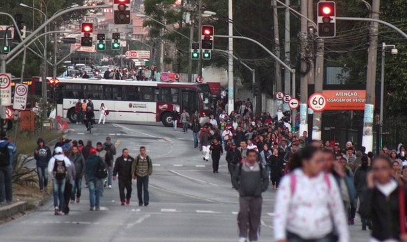 Greve de cobradores e motoristas de ônibus da empresa Vip na manhã desta segunda-feira (12), na garagem da Avenida de Pinedo, na zona sul de São Paulo 