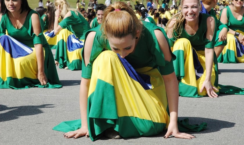 Ministérios se reúnem em Flash Mob de dança em prol da paz na Copa