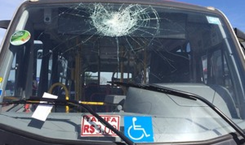 Ônibus depredado em garagem no Rio de Janeiro