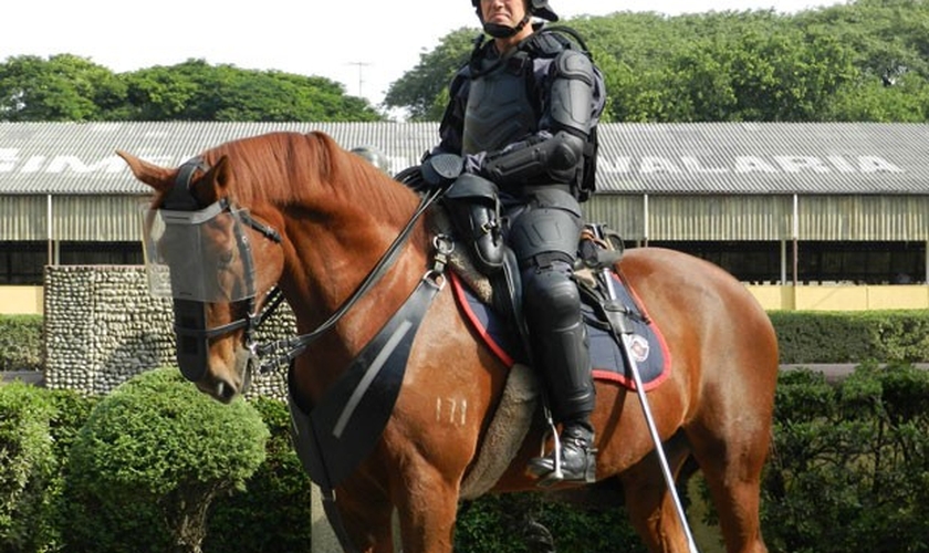 Policial e cavalo da PM vão usar armaduras para atuar em manifestações. 