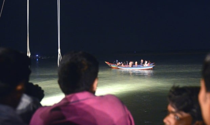 Equipes de resgate trabalham na busca por desaparecidos de balsa que afundou em Bangladesh 