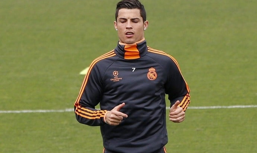 Cristiano Ronaldo faz atividade no campo: em busca da condição física plena