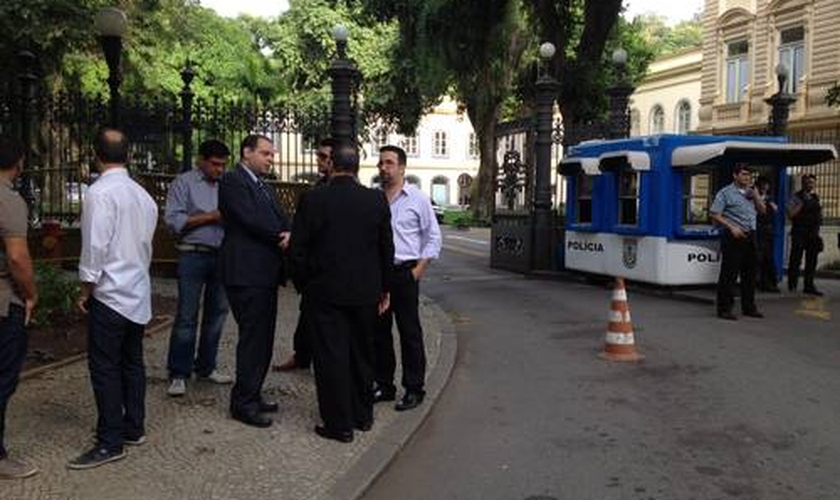 Policiais civis aguardam em frente ao Palácio Guanabara para encontro com o governador   
