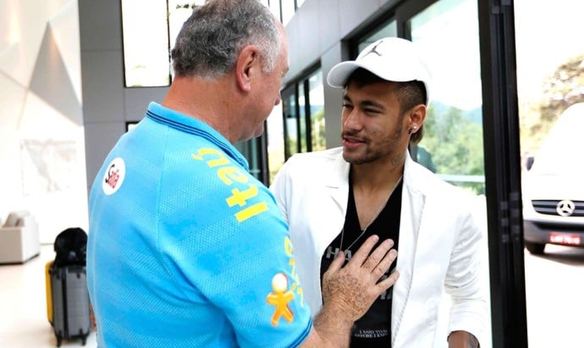 Com boné da marca de Michael Jordan, Neymar ganha o abraço de Felipão