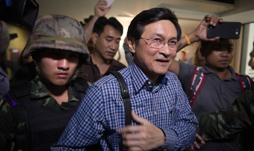 O ministro da educação da Tailândia, Chaturon Chaisang, é detido por militares durante uma coletiva de imprensa em Bangcoc. Ele havia se recusado a se entregar ao novo governo após intimação da junta militar que aplicou um golpe no país