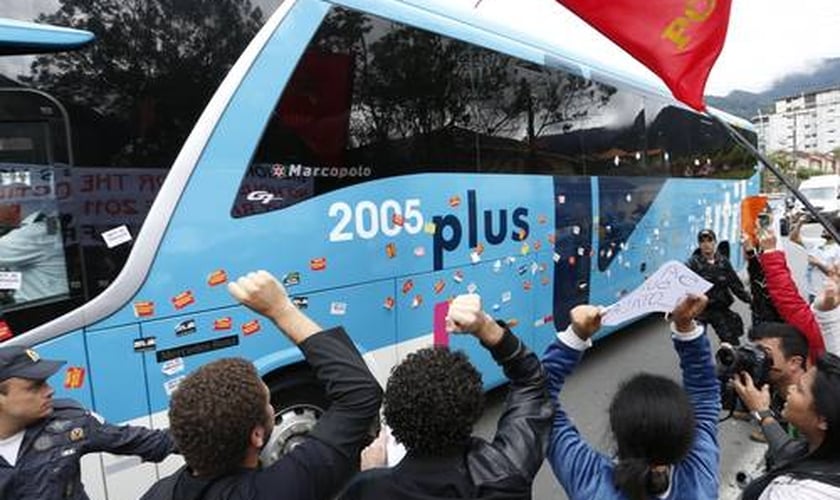 Manifestantes protestam contra a Copa do Mundo na passagem do ônibus com a seleção brasileira na Granja Comary, em Teresópolis 