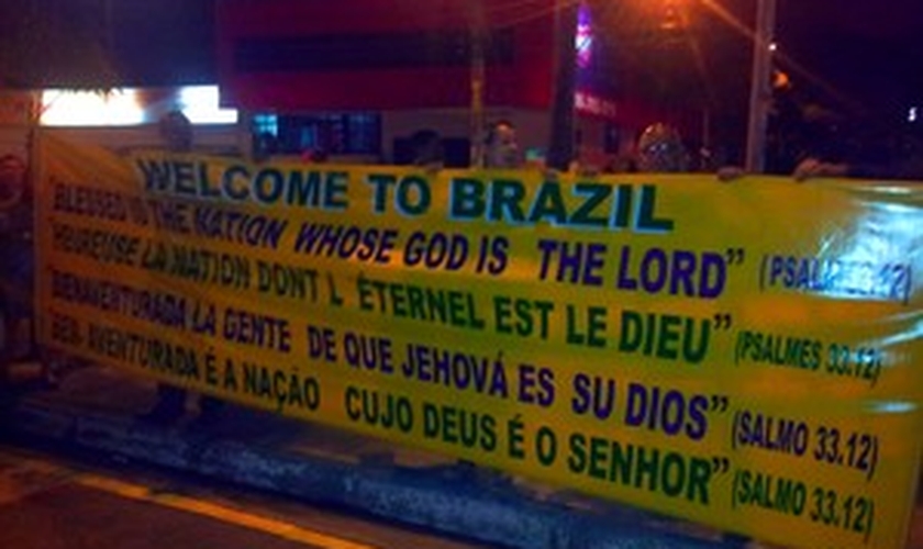 Com frases de apoio, evangélicos recepcionam seleção da Austrália em Vila Velha (ES)