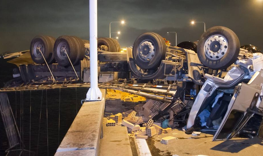 Caminhão tomba e parte do veículo fica pendurado na Ponte Rio-Niterói