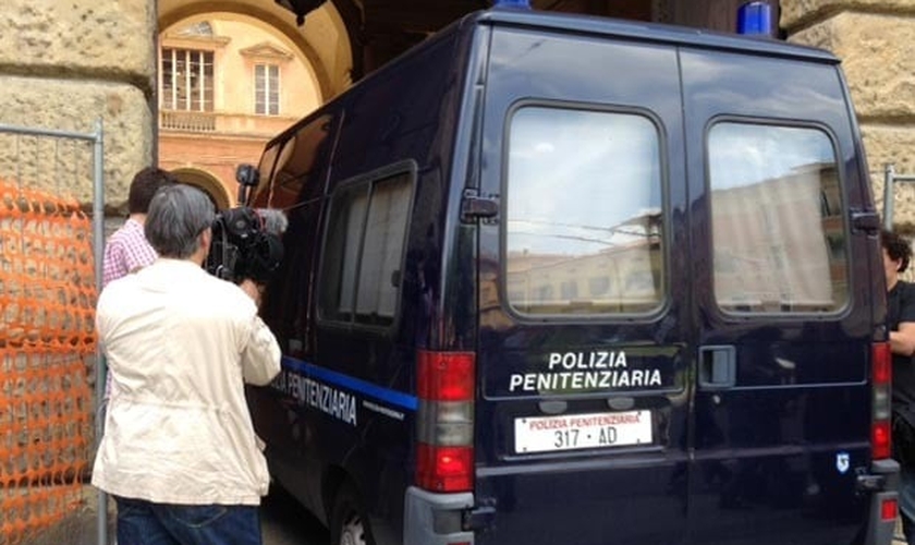 Viatura da polícia italiana conduz Henrique Pizzolato ao prédio do tribunal de Justiça de Modena, no norte da Itália 