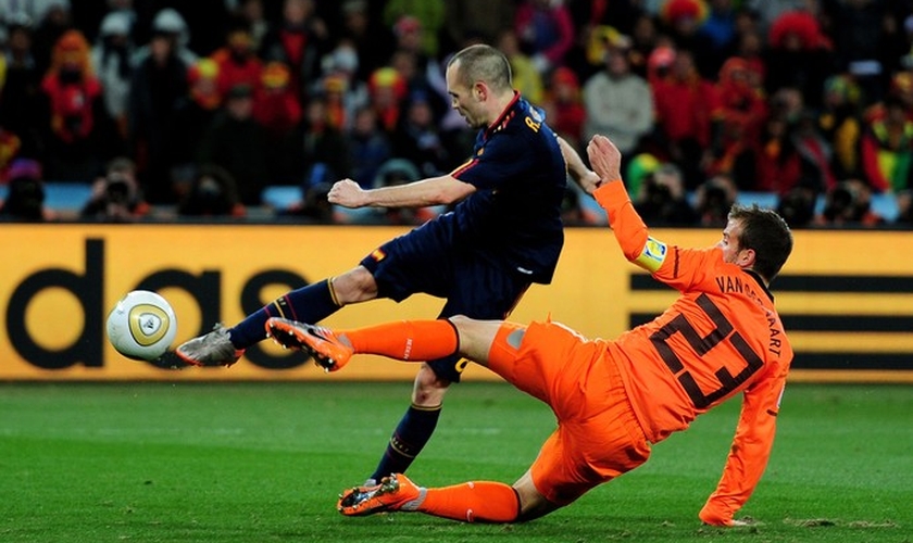 Iniesta chuta para fazer o gol do título da Espanha contra a Holanda há quatro anos