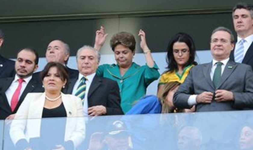 Na abertura do jogo entre Brasil e Croácia, Dilma cruzou os dedos desejando sorte à Seleção.