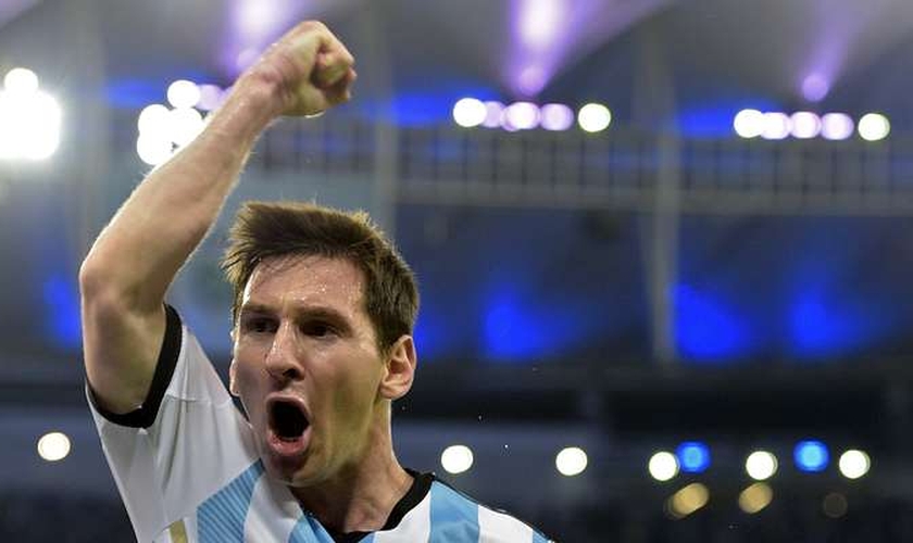 Messi carrega pelo meio, dribla Bicakcic e chuta forte dá entrada da área, marcando o segundo gol da Argentina