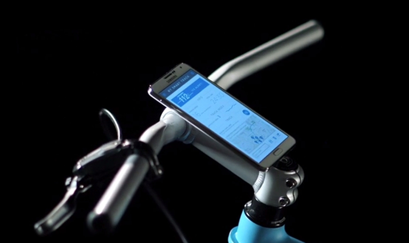 Smartphone se conecta magneticamente para controlar bicicleta