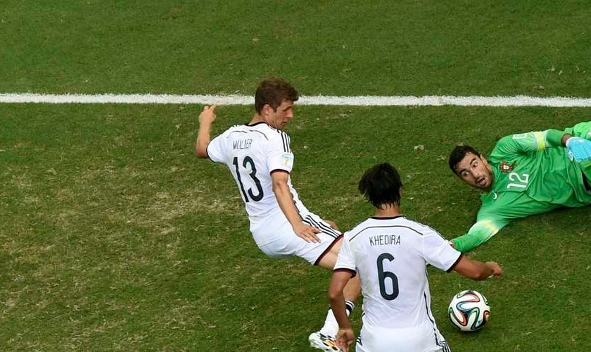 Müller marca três dos quatro gols da Alemanha contra Portugal e se torna sério candidato à artilharia da Copa do Mundo de 2014