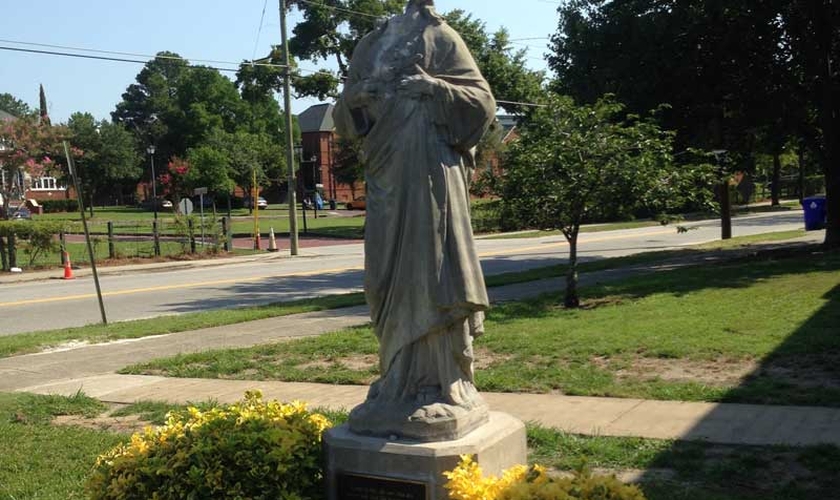 Homem vandaliza estátua de Jesus Cristo e usa 10 Mandamentos como "justificativa"