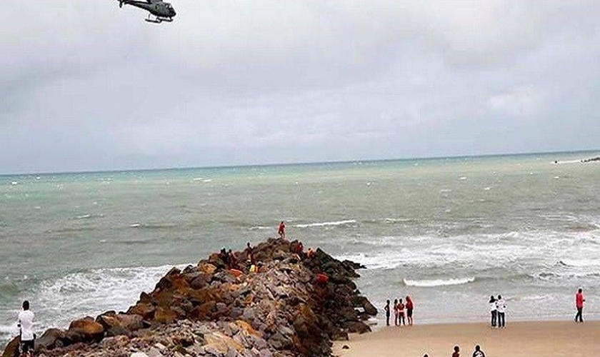 Bombeiros fazem buscas pelos irmãos na praia de Areia Preta, em Natal