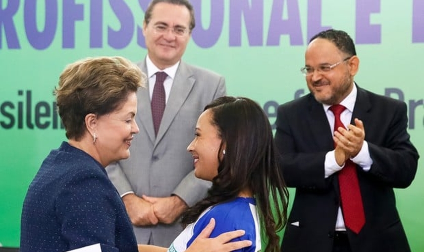 Dilma Rousseff cumprimenta Cárita Cristiane Nepomuceno Almeida, técnica em edificação formada pelo Senai, durante cerimônia de lançamento da segunda etapa do Pronatec