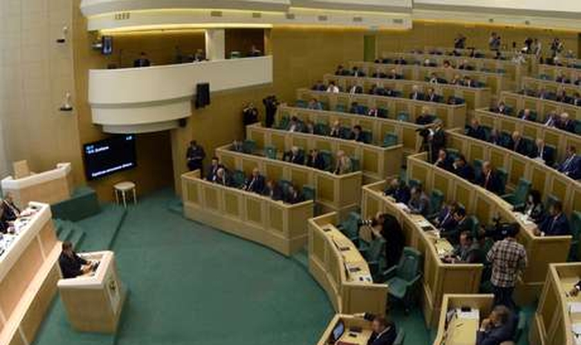 Senadores da Rússia participam de uma sessão do Conselho da Federação (Câmara alta do Parlamento), em Moscou, em 25 de junho