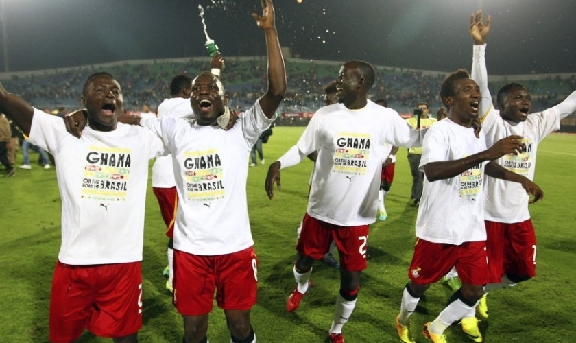 Jogadores de Gana cantam música cristã após treino; assista