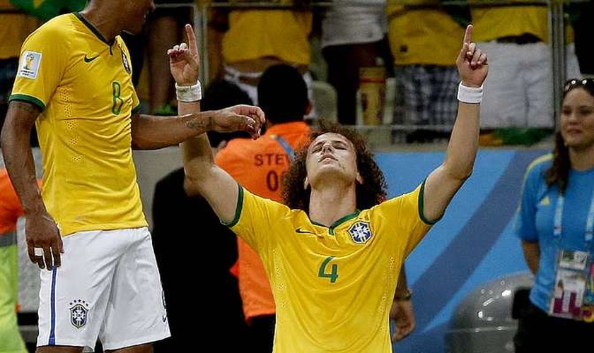 David Luiz comemora o segundo gol da partida contra Colômbia