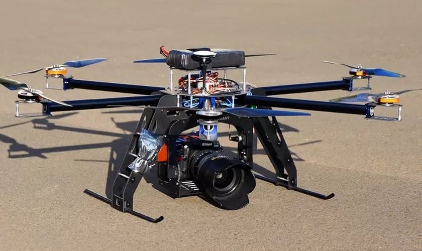 Câmera fotográfica profissional instalada em um drone