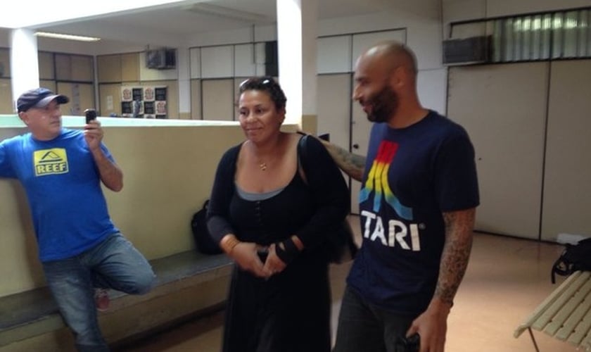 Edinho sorri ao sair da cadeia em Santos