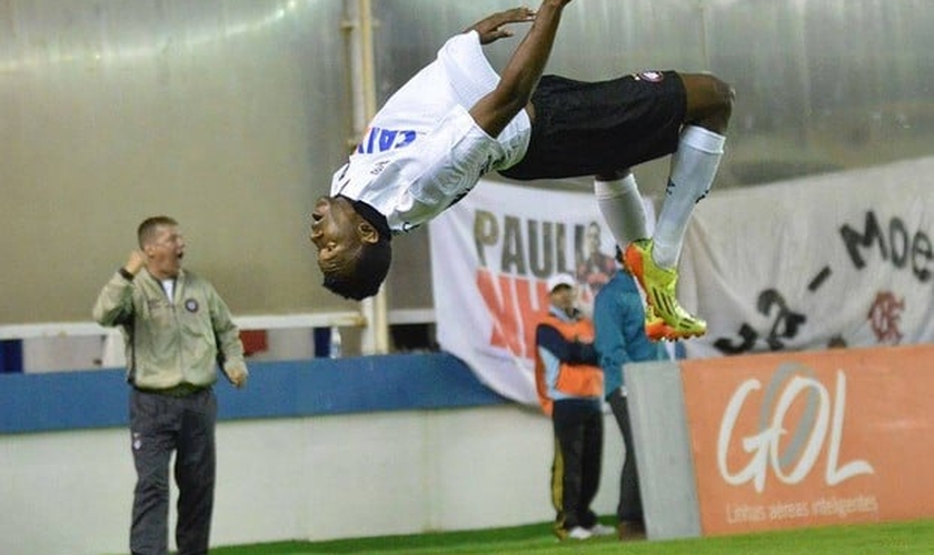Douglas Coutinho vibra com o primeiro gol