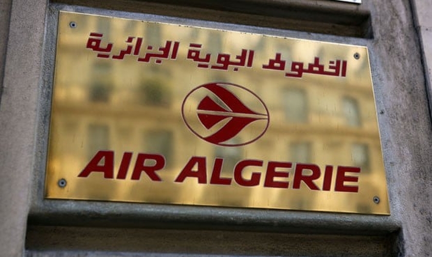 Logotipo da Air Algerie é visto no escritório da empresa em Paris nesta quarta-feira (24), após um voo da companhia desaparecer na África