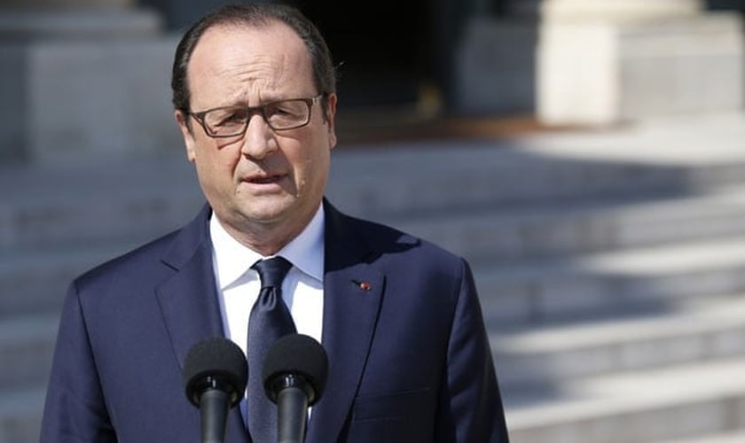 O presidente da França, Francois Hollande, fala sobre a queda do avião da Air Algérie nesta sexta-feira (25) em Paris