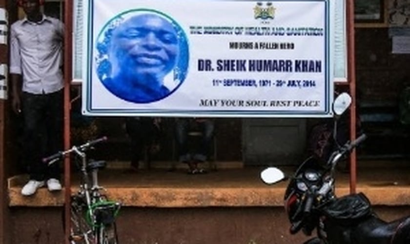 19.ago.2014 - Faixa é colocada em frente ao hospital em Kenema, no leste de Serra Leoa, em homenagem a Sheik Humarr Khan, médico que estava trabalhando no combate do Ebola e acabou morrendo vítima do vírus
