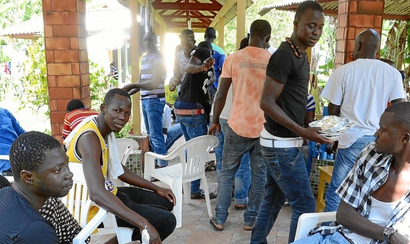 Imigrantes senegaleses num abrigo em Rio Branco. Eles evitam falar sobre ebola por temer preconceito: em Brasileia, africanos ficam isolados, e brasileiros não se aproximam