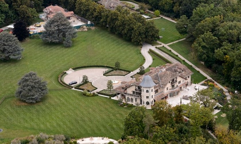 Polícia fez patrulhamento ao redor de mansão de Schumacher em Gland, às margens de lago na Suíça