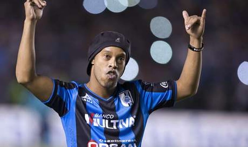 Ronaldinho é alvo de mensagem racista, e Querétaro quer punição exemplar