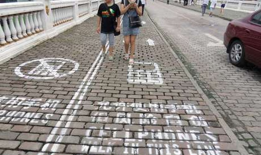 Calçada na China foi marcada para que os viciados nos celulares possam andar