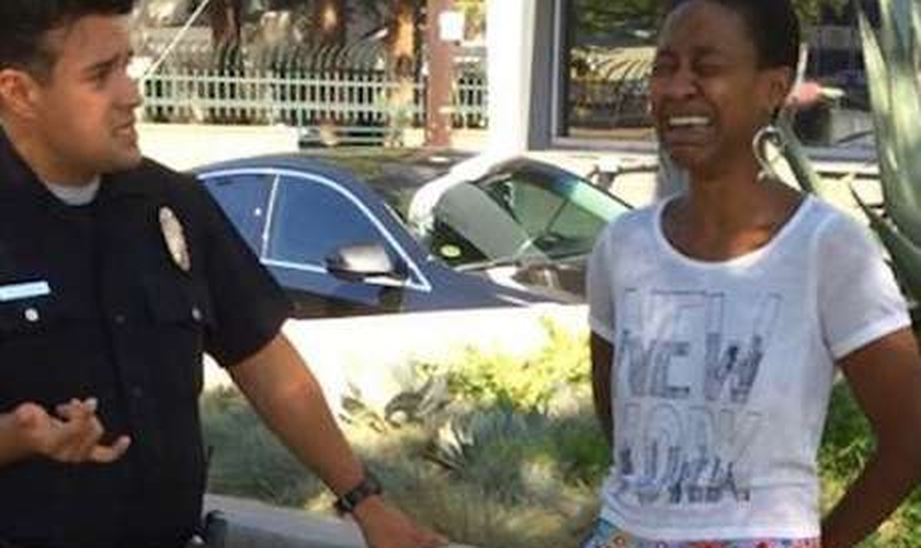 Atriz Danièle Watts foi abordada por policiais em Los Angeles após ter beijado seu marido, que é branco