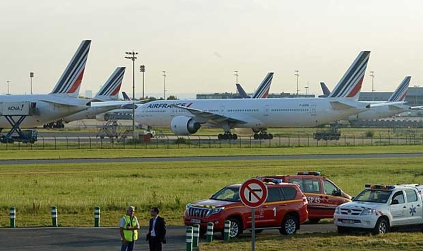 Aviões da companhia parados no Aeroporto de Roissy Charles de Gaulle. 