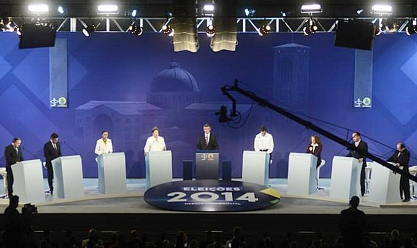 Candidatos à Presiência durante debate organizado pela CNBB em Aparecida (SP) na noite desta terça-feira (16)