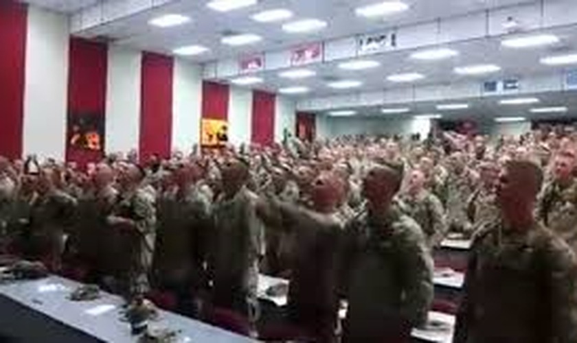 Soldados norte-americanos formam animado "coral" em música cristã e repercutem nas mídias sociais