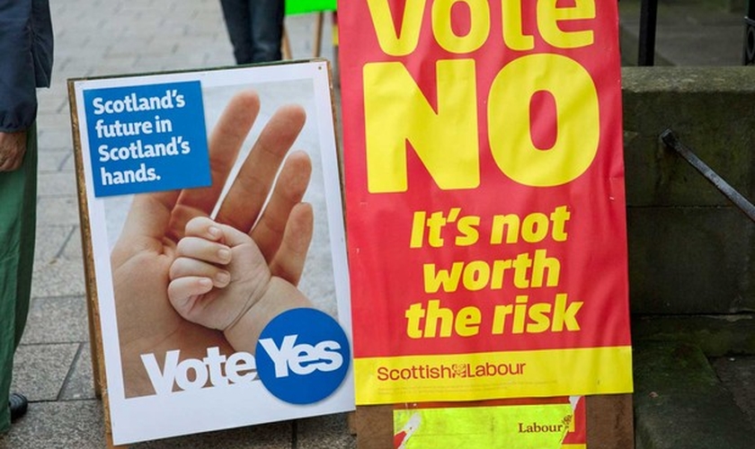 Campanha ‘sim’ e ‘não’ na frente de um colégio eleitoral em Edimburgo.