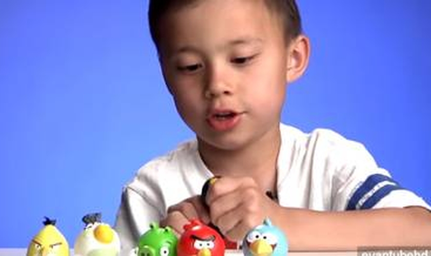 No canal chamado Evantube, a criança testa brinquedos de diversos tipos