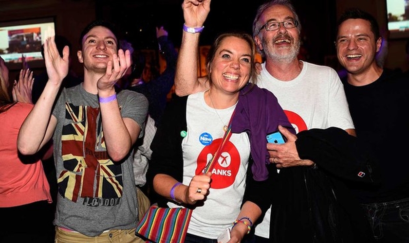 Apoiadores da campanha ‘não’ reagem com festa e alegria ao resultado da apuração do referendo na Escócia. 
