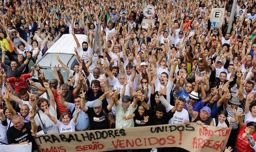 Funcionários da Universidade de São Paulo (USP) votam pelo fim da greve durante a manhã desta sexta feira no campus da Cidade Universitária